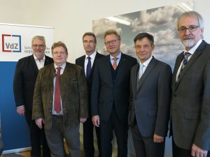 Neuer VdZ-Vorstand: (v.l.n.r.:) Friedrich Budde (ZVSHK), Guido Eichel (AdK), Karlheinz Reitze (ZVEI), Dr. Michael Pietsch (DG Haustechnik), Dr. Markus Beukenberg (VDMA Pumpen + Systeme), Heinz-Eckard Beele (VDMA Armaturen)